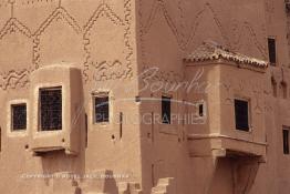 Image du Maroc Professionnelle de  La Kasbah de Taourirt fut édifiée au 17ème siècle par la tribu des Glaoui, située sur une colline au centre urbain de la ville d'Ouarzazate, cette remarquable ancienne bâtisse en pisé parfaitement conservée est l'une des plus belles constructions architecturales de la ville. La Kasbah qui ressemble à un grand château de sable incrusté dans le désert, fait partie du circuit touristique, elle a été classé Patrimoine Mondiale de l’Unesco. Ce véritable joyau de Ouarzazate permet au visiteur de découvrir l’intérieur d’une ksar où résident souvent la population berbères du sud du Maroc. Photo datant du Samedi 23 Août 1997. (Photo / Abdeljalil Bounhar) 